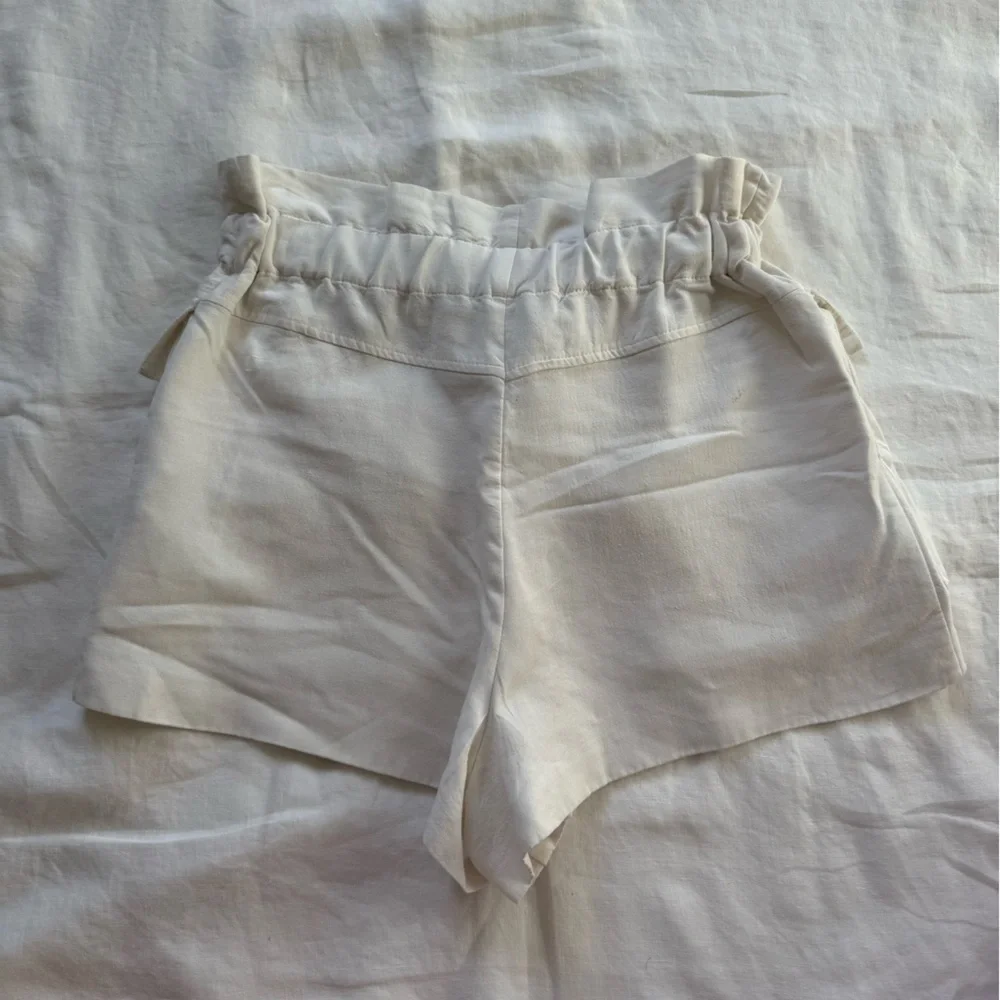 Zara Women's Ecru Cargo Shorts - Picture 4 of 7